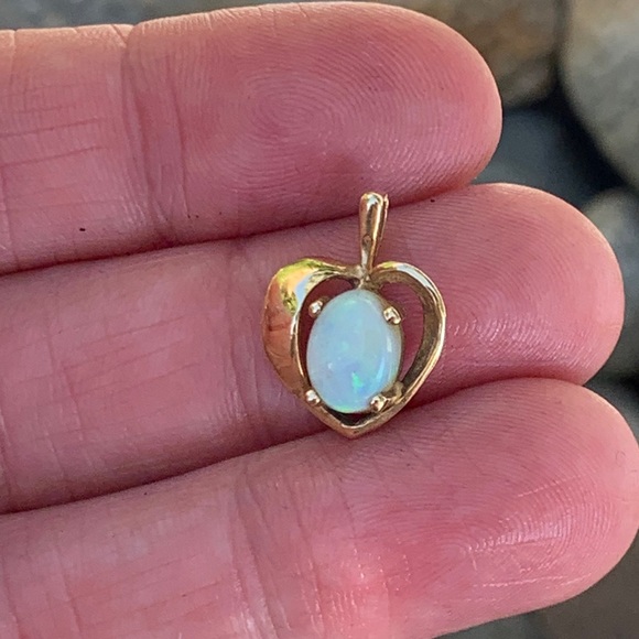 10k Gold & Opal Heart Pendant - Picture 3 of 5